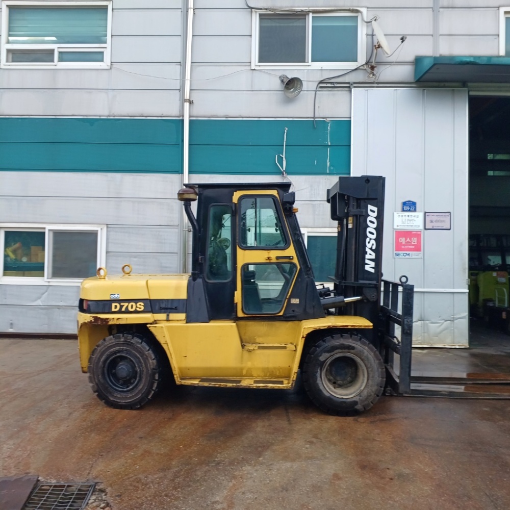 두산 7톤 D70S 2단마스트 3,000mm 포크포지셔너 편개식 최근 타이어 전부 교체