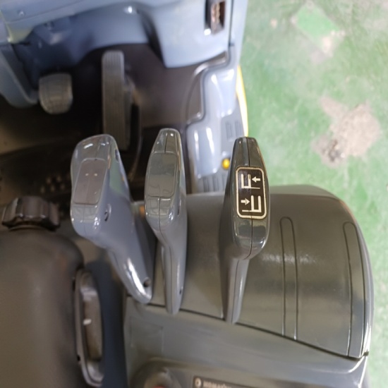 고마츠 1.5톤 좌식 전동 지게차 FB15-12, 2단 마스트 3M인상 사이드쉬프트 장착 2011년 5월 장비, 2018년 배터리